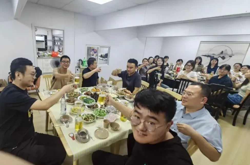 共品佳肴，同筑情誼 —— 青島諾爾信電子科技有限公司聚餐紀(jì)實(shí)